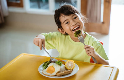 girl having healthy breakfast