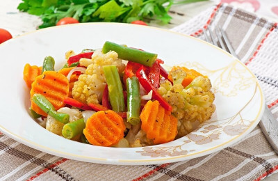 steamed vegetables - cauliflower, green beans, carrots and onions